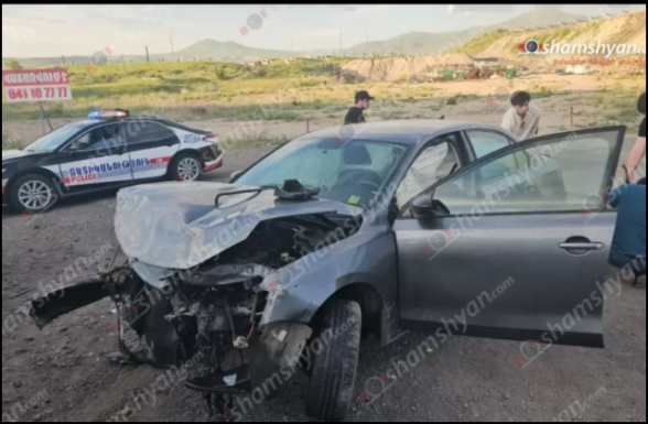 Կոտայքում «Volkswagen Jetta»-ն բախվել է քարե պարսպին, ապա բաժանարար գոտու երկաթե արգելապատնեշներին